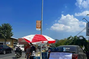 Bình Thuận: Xuất hiện điểm phát nước miễn phí tiếp sức bà con trên đường về quê