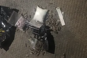 Tạm giữ đôi nam nữ thuê ô tô mang theo súng, vận chuyển ma túy