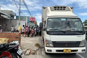 Tông vào đuôi xe tải trên QL1A, 2 vợ chồng ở TP.HCM thiệt mạng