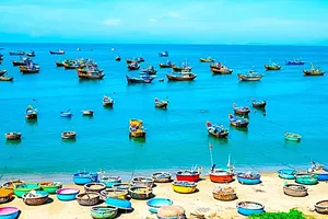 Sau nhiều lần bị phản ánh cân gian, phường sẽ dẹp các lều bạt ở làng chài Mũi Né