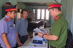 Bắt cán bộ địa chính cấp 2 sổ hồng cho 1 thửa đất 