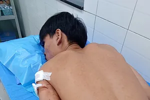  Nam sinh lớp 11 ở Phan Thiết bị nhóm thanh niên đâm gục trước cổng trường