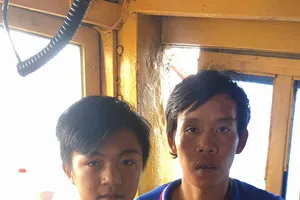 2 thanh niên ôm phao nhảy xuống biển được tàu cá ở Cà Mau cứu sống