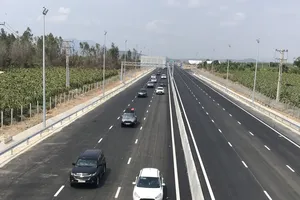 Uỷ ban Kinh tế Quốc hội khảo sát cao tốc Phan Thiết - Dầu Giây, yêu cầu khắc phục việc ngập nước