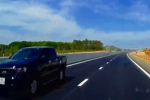 Phạt tiền, tước bằng lái tài xế chạy ngược chiều trên cao tốc Phan Thiết-Dầu Giây