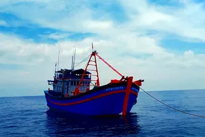 Phát hiện một tàu cá 'cõng' 2 thiết bị giám sát của 2 tàu 'ma' trên biển
