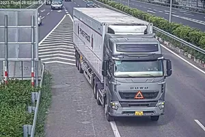 CSGT trắng đêm truy lùng xe container chạy lùi trên cao tốc Long Thành-Dầu Giây