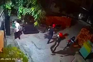 Nhóm tín dụng đen lấy gạch ném toác đầu con nợ