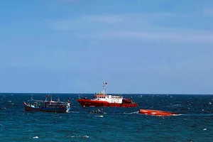 8 ngư dân lênh đênh trên biển 3 giờ, 1 ngư dân khác mất tích sau khi chìm tàu