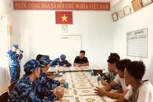 Cảnh sát biển bàn giao 5 thuyền viên gặp nạn được cứu sống