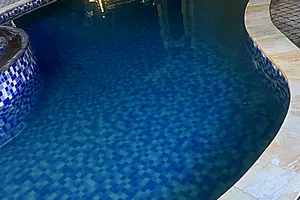 Bé trai 5 tuổi tử vong dưới hồ bơi khi đi dự tiệc cưới với người thân