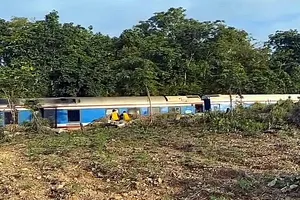 Tàu lửa SE2 bị trật bánh ở Bình Thuận, đường sắt gián đoạn nhiều giờ