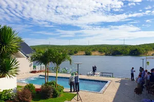 Tháo dỡ công trình khách sạn xâm phạm di tích quốc gia Bàu Trắng