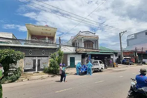 Người đàn ông chết nhiều ngày trong tư thế treo cổ trong phòng trọ 