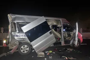 Ô tô dừng trên cao tốc Vĩnh Hảo-Phan Thiết bị xe khách tông 