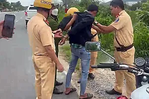 Người dân viết thư cảm ơn CSGT bắt kẻ 'đua nóng' xe sau 35 phút nhận tin báo