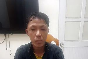 Bị can trốn truy nã làm thợ sửa xe bị 2 vị 'khách' còng tay