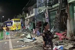 Xe giường nằm tông gãy cột điện, làm hỏng 9 căn nhà ven Quốc lộ 