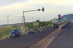 Ô tô tông hàng loạt xe máy đứng chờ đèn đỏ trên QL1A