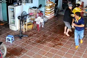 Công an tiếp nhận vụ 2 con trai tạt xăng, đe dọa đốt nhà mẹ ruột