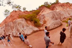 Bình Thuận: Một học sinh lớp 9 đuối nước tại thắng cảnh Suối Tiên