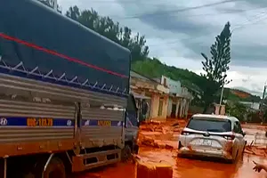 Lũ cát đỏ ập xuống đường ven biển Phan Thiết làm sập mố cầu, phong tỏa cả tuyến đường