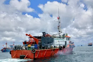 Bị cá kiếm đâm vào bụng, một thuyền viên đang nguy kịch