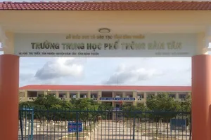 Thầy giáo bị côn đồ đánh phải nhập viện chỉ vì mời học trò lên làm việc