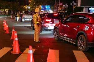 CSGT gọi người nhà tới đón cháu bé 10 tuổi vì ông ngoại vi phạm nồng độ cồn