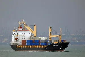 Tàu Singapore phát hiện một thuyền viên Việt Nam rơi xuống biển mất tích