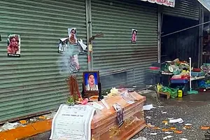 Con hụi mang quan tài đến nhà chủ hụi đốt nhang, rải tiền vàng mã