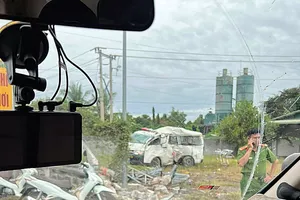 Xe cấp cứu chở người chuyển viện bị tai nạn, bệnh nhân tử vong, 5 người bị thương