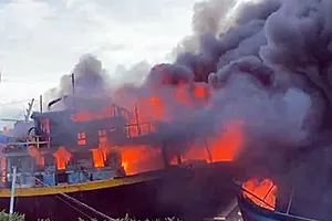 Cháy lớn tại xưởng sửa chữa tàu thuyền, nhiều tàu cá bị thiêu rụi