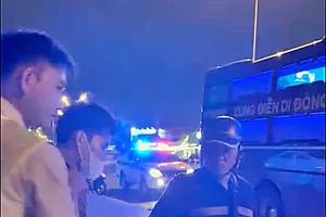 CSGT Bình Thuận chặn xe khách bắt nghi phạm giết người, cướp tài sản 