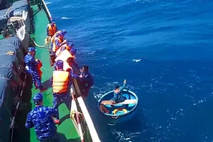 Tàu cá bị tàu vận tải đâm chìm, 5 thuyền viên được cứu sống