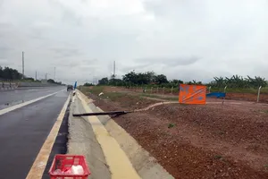 Nghịch lý: 200km đường cao tốc không có trạm dừng chân