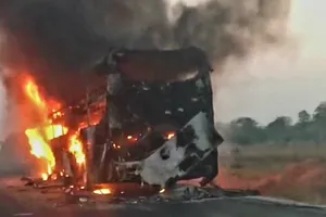 Cháy rụi xe khách giường nằm trên cao tốc Vĩnh Hảo-Phan Thiết