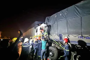 4 xe tải tông nhau trên cao tốc Vĩnh Hảo-Phan Thiết, một tài xế tử vong