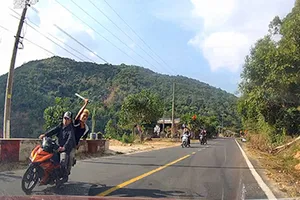 Triệu tập nhóm thanh niên vung mã tấu chém vào ôtô đang lưu thông
