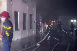 Đại úy Công an dũng cảm dời 2 ô tô ra khỏi đám cháy lớn