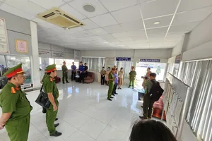 Hàng chục cảnh sát khám xét, bắt giam 2 phó giám đốc Trung tâm đăng kiểm nhận hối lộ