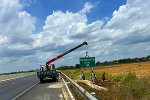 Hoàn tất bảng chỉ dẫn đến trạm dừng tạm trên cao tốc Phan Thiết - Dầu Giây