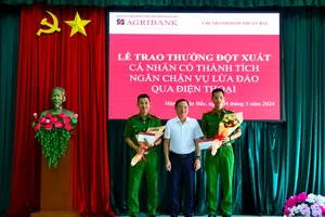 Công an, cán bộ ngân hàng ngăn kịp 1 phụ nữ bán rau chuyển 3,2 tỉ cho kẻ lừa