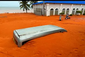Bùn cát khổng lồ trên đồi ập xuống vùi lấp ô tô, nhà hàng ở Mũi Né