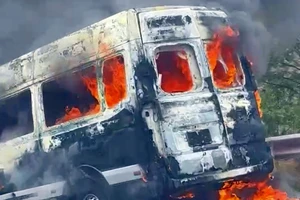 Xe limousine cháy rụi trên cao tốc Phan Thiết - Dầu Giây