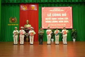 Bộ Công an thăng cấp, nâng lương cho 8 sĩ quan Công an tỉnh Bình Thuận