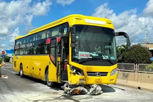 Xe máy bốc cháy khi bị xe khách giường nằm tông, 1 người tử vong