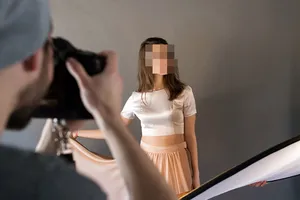 Chụp ảnh xong, chủ studio hiếp dâm luôn người mẫu ảnh 17 tuổi