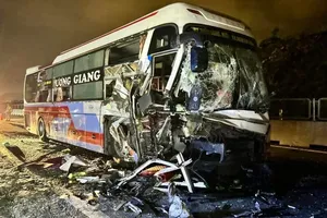 Xe khách giường nằm tông ô tô đầu kéo trên cao tốc Vĩnh Hảo - Phan Thiết