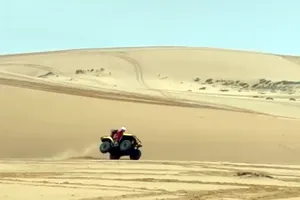 Clip ghi cảnh mô tô địa hình chở 2 cô gái chạy bằng 2 bánh ở Bàu Trắng